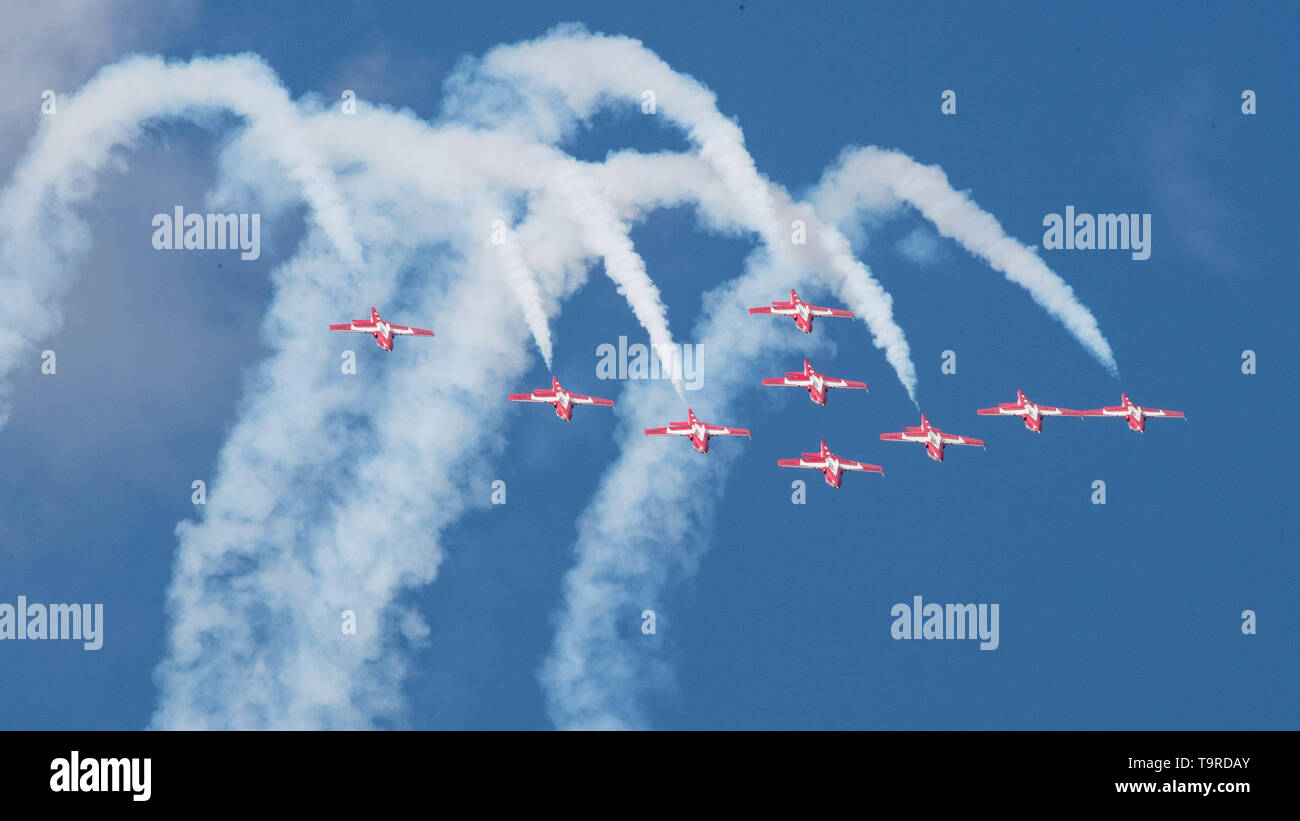 Royal Canadian Air Force CT-114 Tutor con le forze canadesi Snowbirds 431st aria squadrone dimostrativo, eseguire manovre aeree durante il crepuscolo Show a Barksdale Air Force Base, La., 17 maggio 2019. Il film crepuscolare ammessi aria e gli equipaggi di terra per mettere in pratica le procedure e i processi di un giorno prima che i difensori della libertà Air & Space Show. (U.S. Air Force foto di Airman Giacobbe B. Wrightsman) Foto Stock