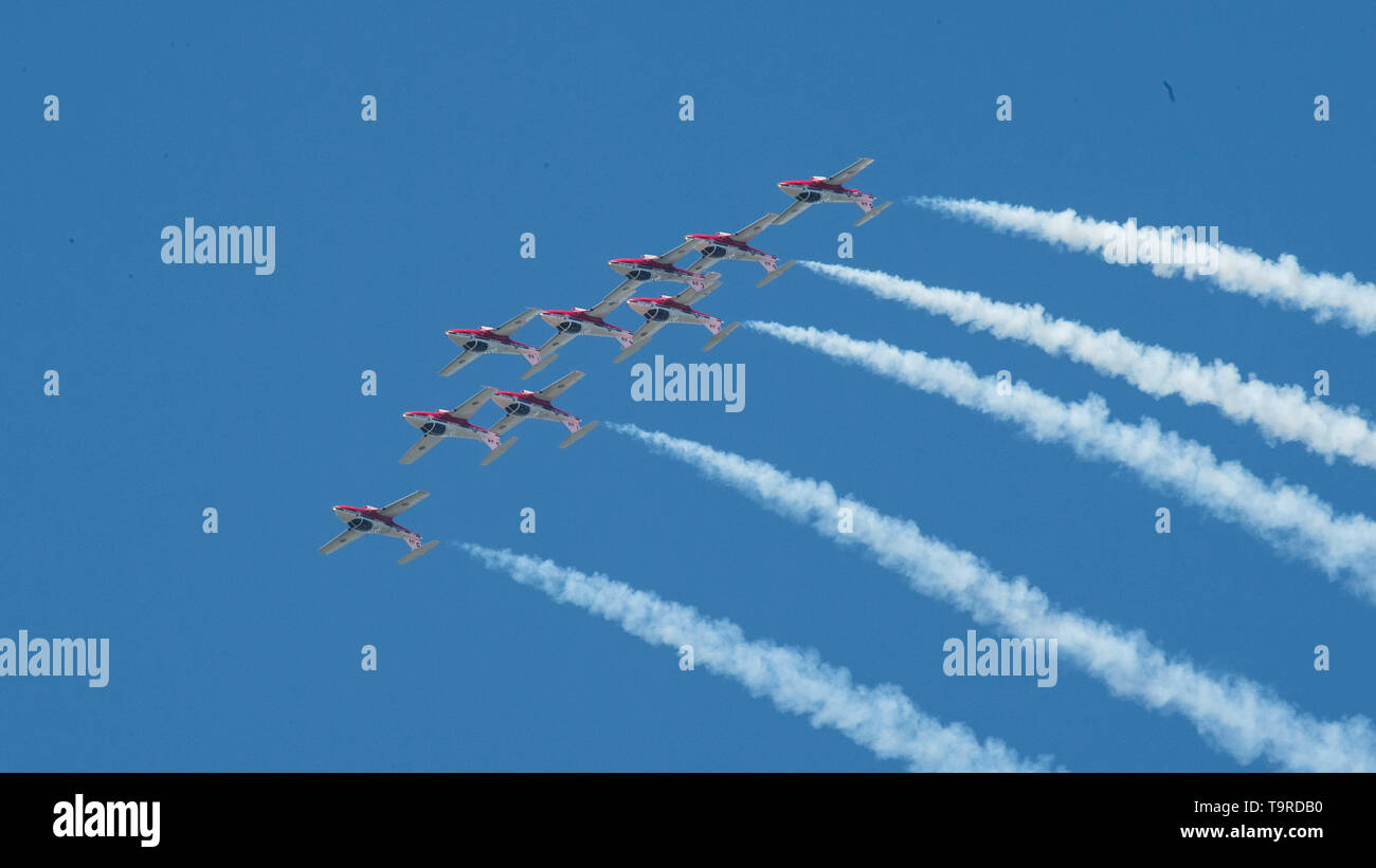 Royal Canadian Air Force CT-114 Tutor con le forze canadesi Snowbirds 431st aria squadrone dimostrativo, eseguire manovre aeree durante il crepuscolo Show a Barksdale Air Force Base, La., 17 maggio 2019. Il film crepuscolare ammessi aria e gli equipaggi di terra per mettere in pratica le procedure e i processi di un giorno prima che i difensori della libertà Air & Space Show. (U.S. Air Force foto di Airman Giacobbe B. Wrightsman) Foto Stock