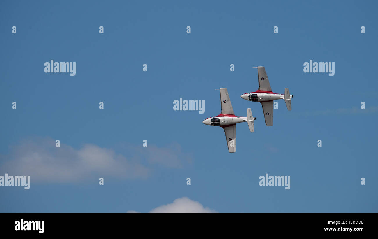 Royal Canadian Air Force CT-114 Tutor con le forze canadesi Snowbirds 431st aria squadrone dimostrativo, eseguire manovre aeree durante il crepuscolo Show a Barksdale Air Force Base, La., 17 maggio 2019. Il film crepuscolare ammessi aria e gli equipaggi di terra per mettere in pratica le procedure e i processi di un giorno prima che i difensori della libertà Air & Space Show. (U.S. Air Force foto di Senior Airman Tessa B. Corrick) Foto Stock