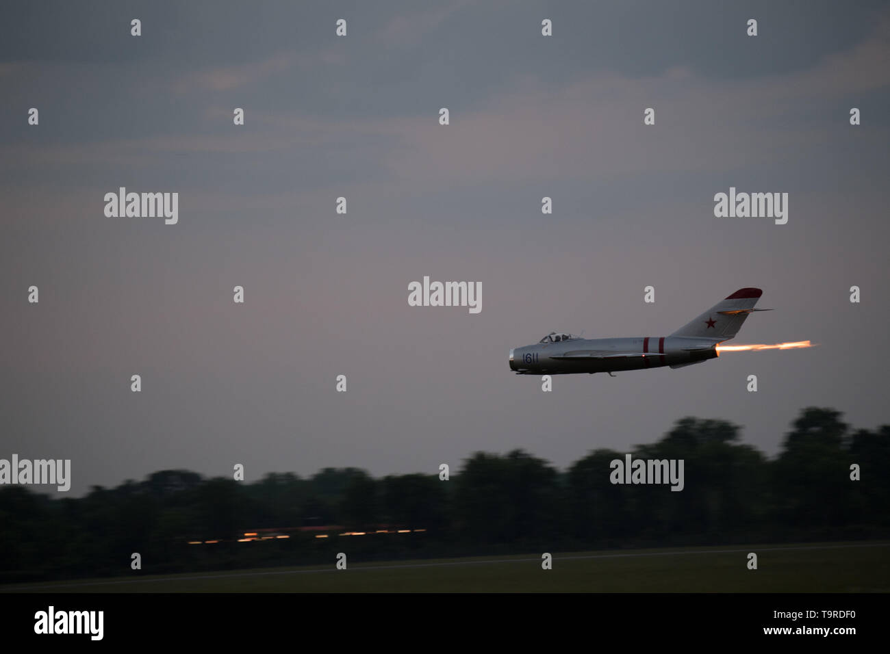 Un MiG-17F esegue manovre aeree durante i difensori della libertà Air & Space Show a Barksdale Air Force Base, La., 17 maggio 2019. La MiG-17F è stato il primo aereo nemico impegnato nei cieli del Vietnam da aeromobili degli Stati Uniti. Si può mantenere 8 GS gira, raggiungere una velocità massima di 715 mph e può salire a 30.000 piedi in soli 3 minuti con un tasso iniziale di scalare meglio di 14.000 piedi al minuto. (U.S. Air Force foto di Airman 1. Classe Lillian Miller) Foto Stock