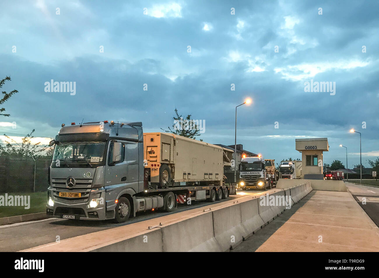 MIHAIL KOGALNICEANU (MC) AIR BASE, ROMANIA - un convoglio di camion rumeno che trasportano un terminale ad alta area Altitudine Difesa (THAAD) sistema interceptor lasciare Mihail Kogalniceanu (MC) Air Base, Romania, in rotta verso il supporto navale Facility Deveselu, la Romania può 10. Il 400-chilometro convoglio fu la più lunga del sistema THAAD ha viaggiato su strada al di fuori degli Stati Uniti continentali La distribuzione del THAAD è a sostegno della NATO contro i missili balistici di missione di difesa e rinforza il forte e incessante impegno degli Stati Uniti per la difesa dei nostri alleati della NATO. (Foto di U.S. Esercito Sgt Master. James Redd, 174MA Foto Stock