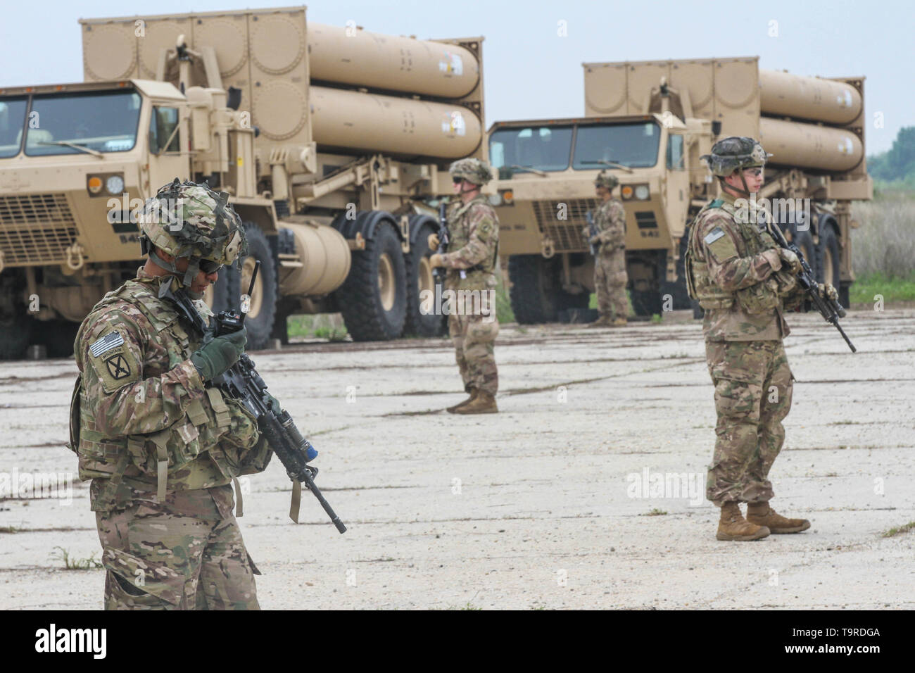 Supporto NAVALE FACILITY DEVESELU, Romania - STATI UNITI Paracadutisti dell'esercito assegnato alla società scelta 2° Battaglione, 503rd Reggimento di Fanteria, 173rd Airborne Brigade Combat Team (ABCT) fornire protezione durante la distribuzione di un terminale ad alta area Altitudine Difesa (THAAD) al supporto navale Facility Deveselu, Romania Maggio 15, 2019. Il 173rd ABCT forza di sicurezza (SECFOR) sono responsabili per la sicurezza della terra più lungo il convoglio al di fuori degli Stati Uniti continentali per l'THAAD asset. Foto Stock