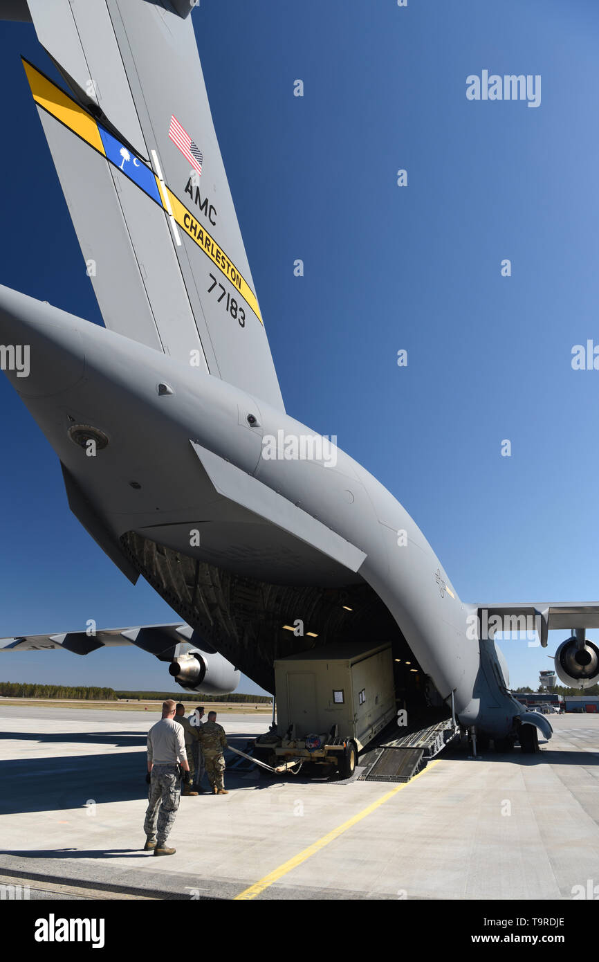 Stati Uniti Il personale dell'Air Force dalla Air National Guard's 169Fighter Wing da McEntire comune di Guardia Nazionale Base, S.C., scarico della merce da un C-17 Globemaster III, un grande aereo da trasporto militare assegnato alla 437th Airlift Wing da base comune Charleston, S.C, 15 maggio 2019 in preparazione per la sfida di artico esercizio 19, a Kallax Air Base, Luleå in Svezia. ACE19 è un Nordic aviation esercizio, e questo anno prevederà la partecipazione dalla Svedese, Norvegese, Danese, Finlandese, Francese, tedesco, olandese e britannico e le forze americane. La forza degli Stati Uniti la partecipazione come parte della deterrenza europea Foto Stock