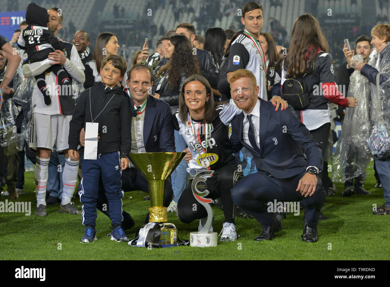 Massimiliano Allegri allenatore della Juventus FC, Barbara Bonansea della Juventus donne celebra il trofeo di Scudetto 2018-2019 presso lo stadio Allianz, Torino (foto di Antonio Polia/Pacific Stampa) Foto Stock