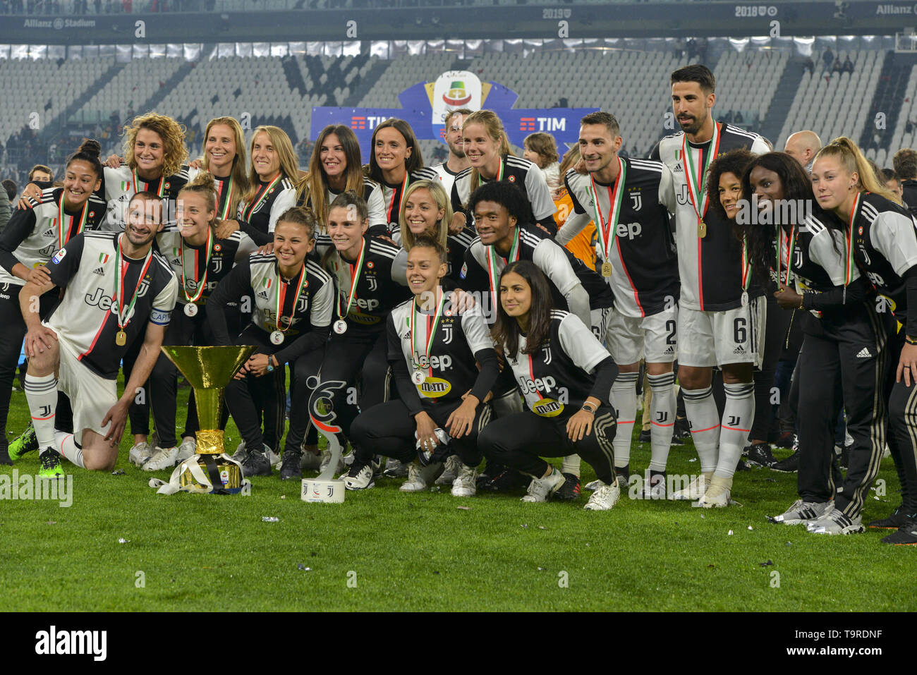 La Juventus donne giocatori festeggiare il trofeo di Scudetto 2018-2019 presso lo stadio Allianz, Torino (foto di Antonio Polia/Pacific Stampa) Foto Stock