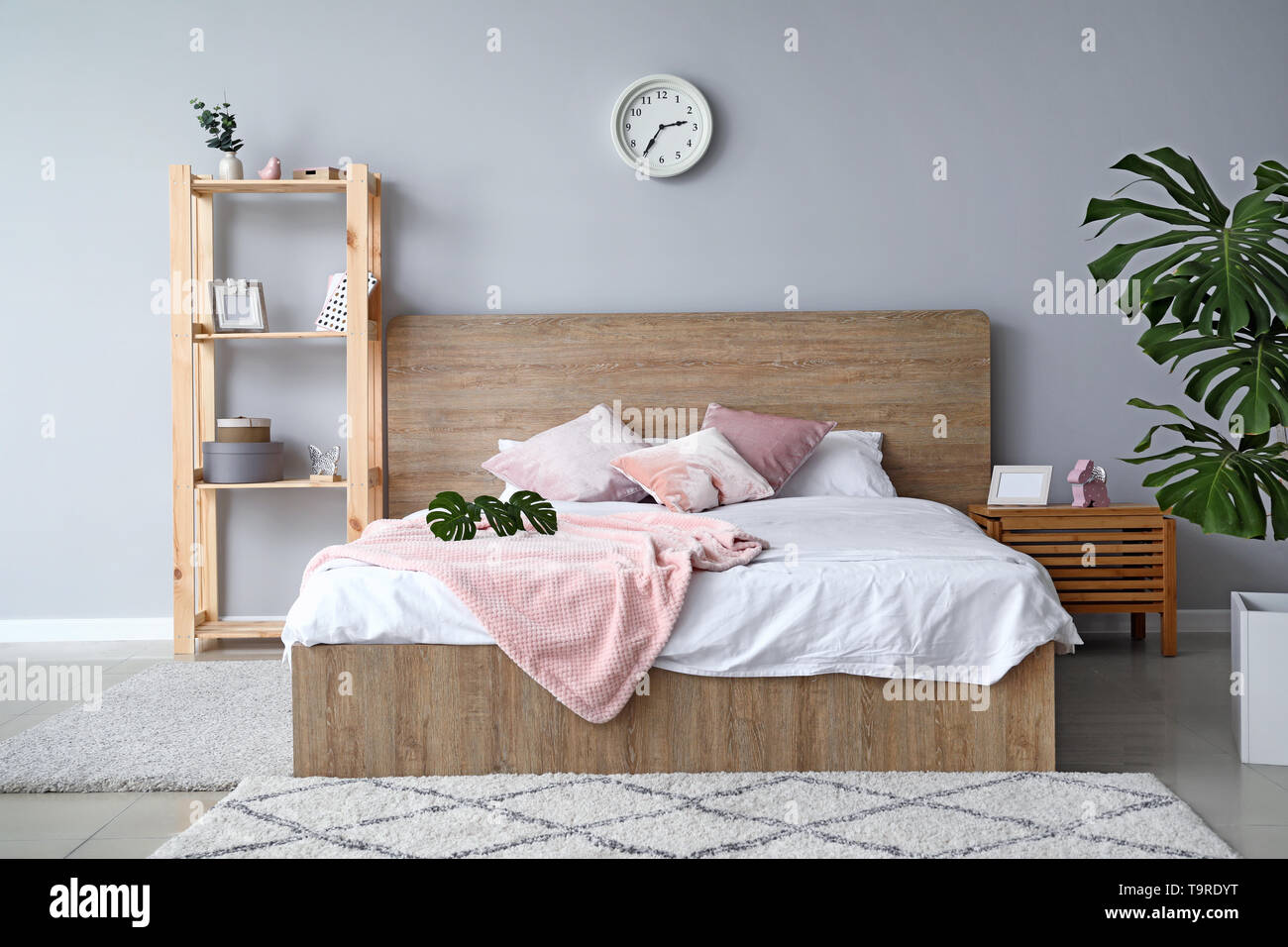 Elegante grande letto a interno della camera Foto Stock