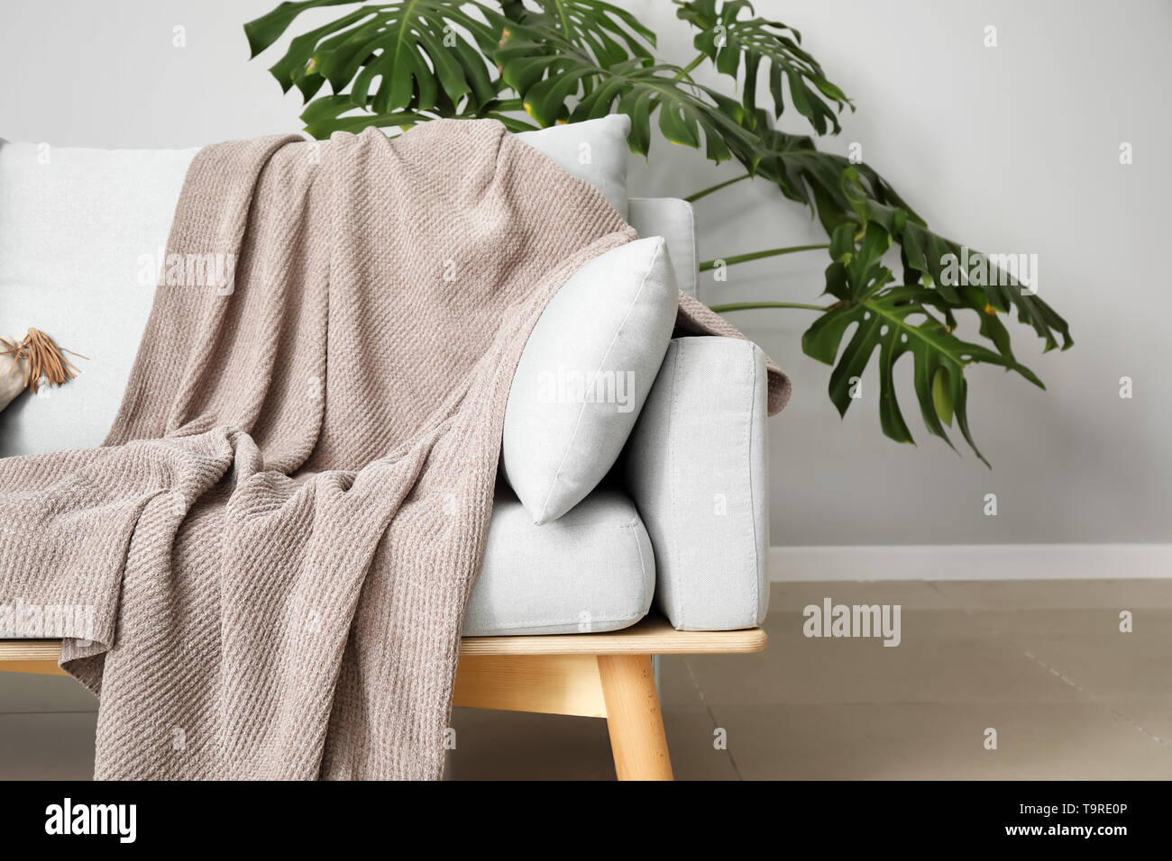 Elegante divano grigio all'interno della camera Foto Stock