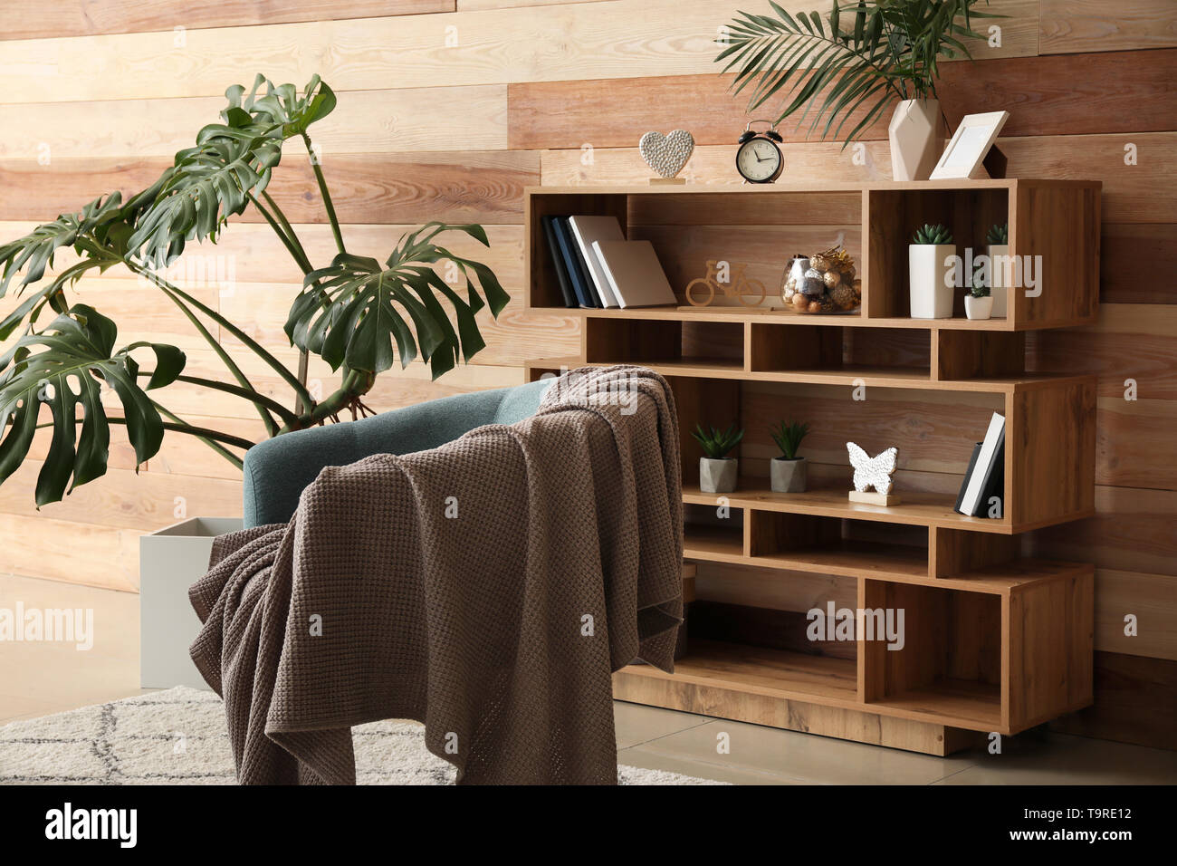 Elegante poltrona con plaid a interno della camera Foto Stock