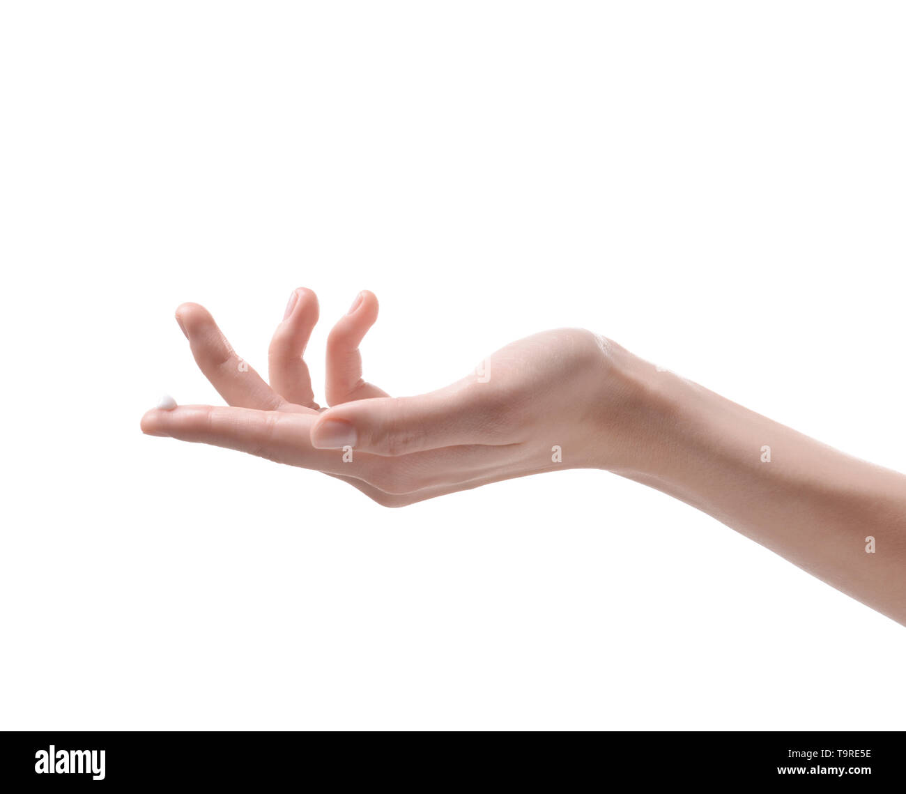Mano di donna con la pelle morbida dopo aver applicato la crema su sfondo bianco Foto Stock