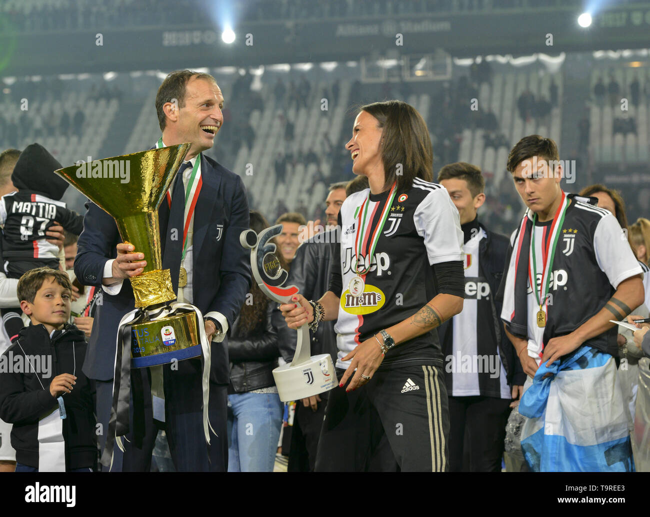 Massimiliano Allegri allenatore della Juventus FC, Barbara Bonansea della Juventus donne celebra il trofeo di Scudetto 2018-2019 presso lo stadio Allianz, Torino (foto di Antonio Polia/Pacific Stampa) Foto Stock