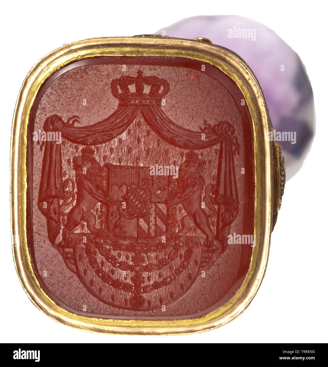 Il re Ludovico II di Baviera (1845 - 1886) - Un royal mare l montaggio d'oro decorate a rilievo, la maniglia formata da un grosso taglio ametista, la superficie della guarnizione di tenuta realizzata da una forma rettangolare corniola con la profondamente scolpito, grande Stato Bavarese stemma sopra i collari del ordine, sormontata dall'ermellino cappotto e corona. Il golden consiste di montaggio della bavarese royal crown sul cuscino di incoronazione, portato dai Lions bavarese armati di spade, con la casa del cavaliere del Ordine di San Hubert, la casa militare del cavaliere del Ordine di San Giorgio , Additional-Rights-Clearance-Info-Not-Available Foto Stock Il re Ludovico II di Baviera (1845 - 1886) - Un royal mare l montaggio d'oro decorate a rilievo, la maniglia formata da un grosso taglio ametista, la superficie della guarnizione di tenuta realizzata da una forma rettangolare corniola con la profondamente scolpito, grande Stato Bavarese stemma sopra i collari del ordine, sormontata dall'ermellino cappotto e corona. Il golden consiste di montaggio della bavarese royal crown sul cuscino di incoronazione, portato dai Lions bavarese armati di spade, con la casa del cavaliere del Ordine di San Hubert, la casa militare del cavaliere del Ordine di San Giorgio , Additional-Rights-Clearance-Info-Not-Available Foto Stock
