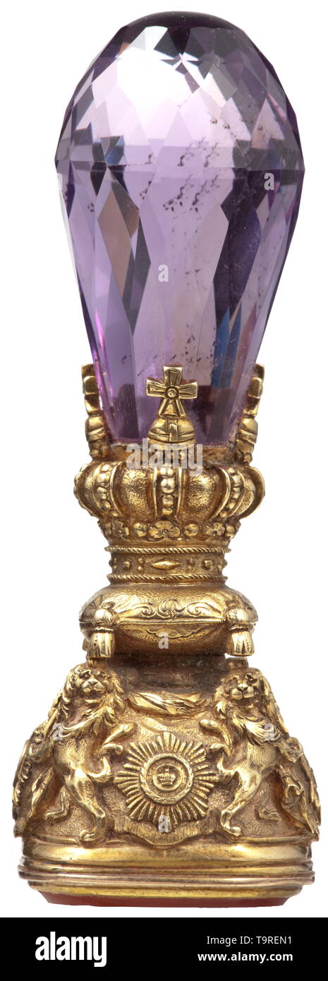 Il re Ludovico II di Baviera (1845 - 1886) - Un royal mare l montaggio d'oro decorate a rilievo, la maniglia formata da un grosso taglio ametista, la superficie della guarnizione di tenuta realizzata da una forma rettangolare corniola con la profondamente scolpito, grande Stato Bavarese stemma sopra i collari del ordine, sormontata dall'ermellino cappotto e corona. Il golden consiste di montaggio della bavarese royal crown sul cuscino di incoronazione, portato dai Lions bavarese armati di spade, con la casa del cavaliere del Ordine di San Hubert, la casa militare del cavaliere del Ordine di San Giorgio , Additional-Rights-Clearance-Info-Not-Available Foto Stock