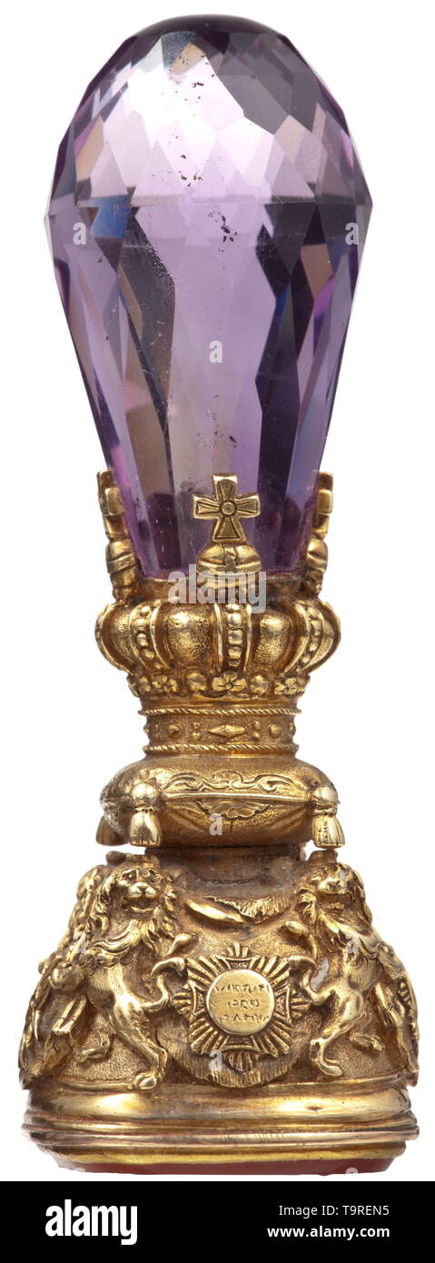 Il re Ludovico II di Baviera (1845 - 1886) - Un royal mare l montaggio d'oro decorate a rilievo, la maniglia formata da un grosso taglio ametista, la superficie della guarnizione di tenuta realizzata da una forma rettangolare corniola con la profondamente scolpito, grande Stato Bavarese stemma sopra i collari del ordine, sormontata dall'ermellino cappotto e corona. Il golden consiste di montaggio della bavarese royal crown sul cuscino di incoronazione, portato dai Lions bavarese armati di spade, con la casa del cavaliere del Ordine di San Hubert, la casa militare del cavaliere del Ordine di San Giorgio , Additional-Rights-Clearance-Info-Not-Available Foto Stock