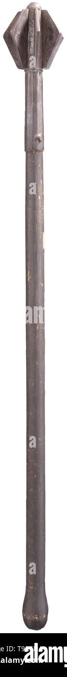 Un ungherese macis, xvii secolo testa di ferro con sei ali e una lunga presa sfaccettato. Manico in legno di data successiva, con un ovale terminale per tenda. Lunghezza 91 cm. storica, storica del XVII secolo, Additional-Rights-Clearance-Info-Not-Available Foto Stock