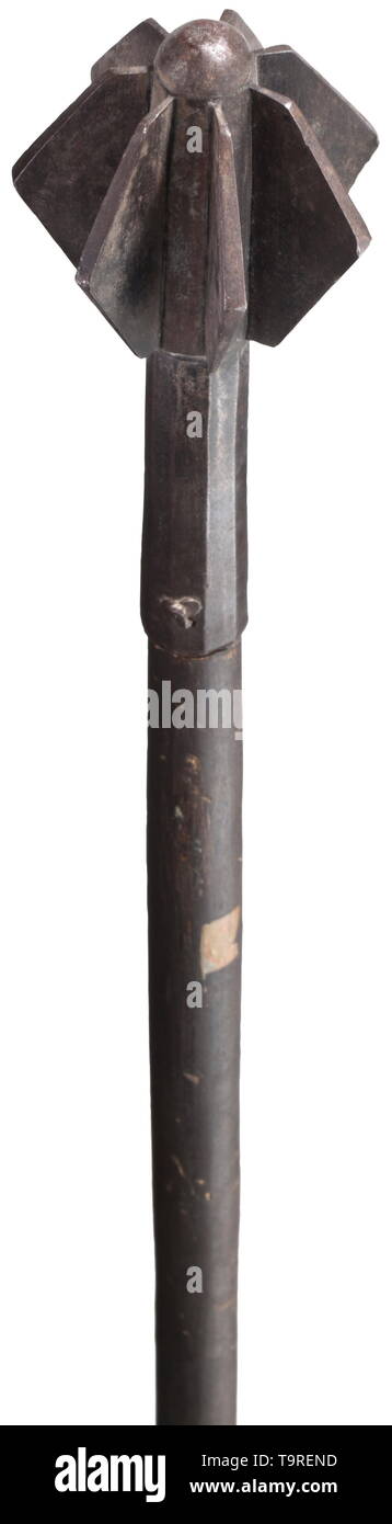 Un ungherese macis, xvii secolo testa di ferro con sei ali e una lunga presa sfaccettato. Manico in legno di data successiva, con un ovale terminale per tenda. Lunghezza 91 cm. storica, storica del XVII secolo, Additional-Rights-Clearance-Info-Not-Available Foto Stock