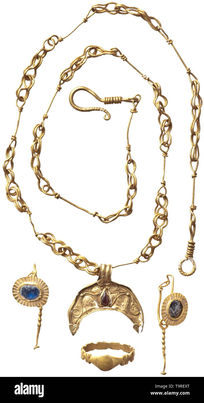 Un associato romano gioielli in oro ensemble, fine del II - III secolo Lunula pendente con filigrana, globuli di due e una a forma di goccia intarsio di granato su un anello di filo metallico collana. Tra i tre figura-otto collegamenti, un collegamento rettilineo con due brevi spire terminali, che originariamente era stata abbellita con un ormai perso perla del materiale organico. Gancio di chiusura. Apertura di lunghezza 43 cm, lunghezza della lunula 2.2 cm. Una coppia di orecchini, sul complementare di un blu medaglione intarsiato con una cornice di lamiera nervata, appeso alla effettiva di un anello di filo pendilium, che era ex, Additional-Rights-Clearance-Info-Not-Available Foto Stock