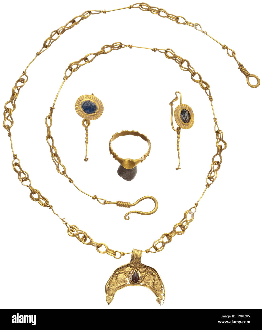 Un associato romano gioielli in oro ensemble, fine del II - III secolo Lunula pendente con filigrana, globuli di due e una a forma di goccia intarsio di granato su un anello di filo metallico collana. Tra i tre figura-otto collegamenti, un collegamento rettilineo con due brevi spire terminali, che originariamente era stata abbellita con un ormai perso perla del materiale organico. Gancio di chiusura. Apertura di lunghezza 43 cm, lunghezza della lunula 2.2 cm. Una coppia di orecchini, sul complementare di un blu medaglione intarsiato con una cornice di lamiera nervata, appeso alla effettiva di un anello di filo pendilium, che era ex, Additional-Rights-Clearance-Info-Not-Available Foto Stock