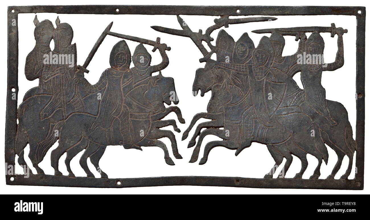 Un tedesco appliqué raffigurante una battaglia di cavalleria, inizio periodo gotico, la prima metà del XIII secolo il rame appliqué, probabilmente da un libro o scrigno, con placcatura in stagno sotto la patina scura. Alta qualità di openwork, molti finemente incisi i dettagli. Rare e precise, rappresentazione contemporanea di cavalieri medievali in chainmail corazza, cervellieres e protezioni, parzialmente riconoscibile con stemma. Dieci fori per rivetti nel telaio circostante. Dimensioni 11,9 x 6,1 cm. Provenienza: Collezione privata dal sud della Germania il dott. E, acquisita negli anni ottanta da un commerciante di arte. storica, hi, Additional-Rights-Clearance-Info-Not-Available Foto Stock