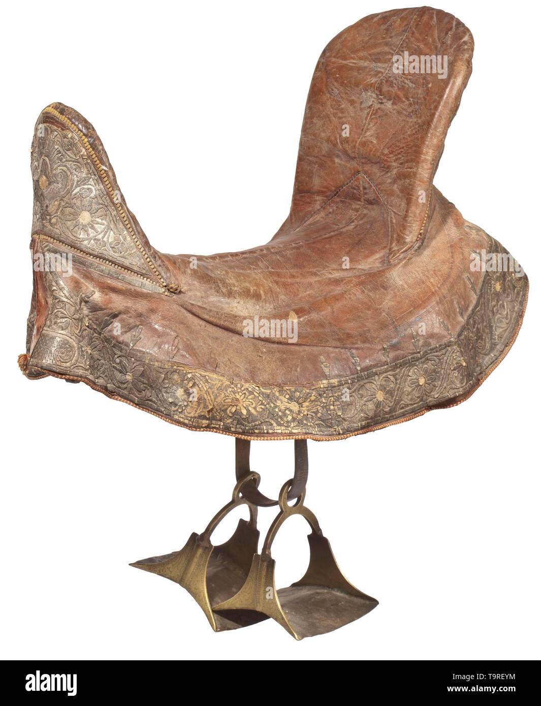 Un argento ricamato in Africa settentrionale splendida sella, xix secolo della pelle e della pelliccia coperte di legno da costruzione. La coperta di cuoio con sollevata ricamo ornamentale realizzato in argento con tinsel corda (applicato su pezzi di cartone). Compresi i en suite decorate imbracatura per la testa e per affrontare il problema con annesso fibbie e una coppia di staffe in ottone inciso sull'esterno. Ricami in argento scuro e strofinato nell'area della coscia. Un finemente chiaramente sella migliorabile attraverso la pulizia. Lunghezza circa 67 cm. storica, storica, Africa, Africana, arma, armi, weapo, Additional-Rights-Clearance-Info-Not-Available Foto Stock