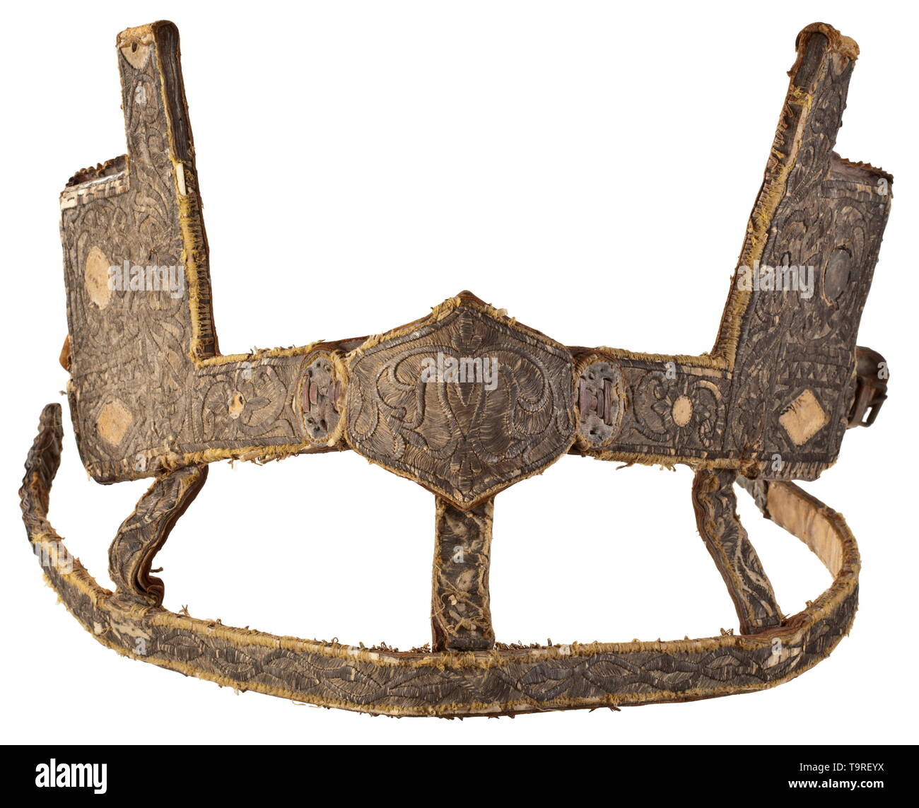 Un argento ricamato in Africa settentrionale splendida sella, xix secolo della pelle e della pelliccia coperte di legno da costruzione. La coperta di cuoio con sollevata ricamo ornamentale realizzato in argento con tinsel corda (applicato su pezzi di cartone). Compresi i en suite decorate imbracatura per la testa e per affrontare il problema con annesso fibbie e una coppia di staffe in ottone inciso sull'esterno. Ricami in argento scuro e strofinato nell'area della coscia. Un finemente chiaramente sella migliorabile attraverso la pulizia. Lunghezza circa 67 cm. storica, storica, Africa, Africana, arma, armi, weapo, Additional-Rights-Clearance-Info-Not-Available Foto Stock