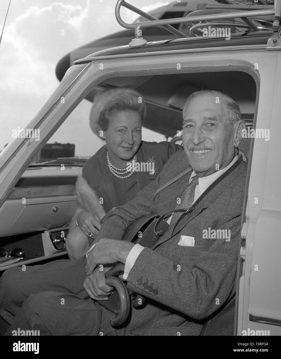 Corsa di cavalli proprietario Sir Victor Sassoon e sua moglie Lady Sassoon, suo ex infermiera a Dallas, Texas, all'Aeroporto di Londra. Foto Stock