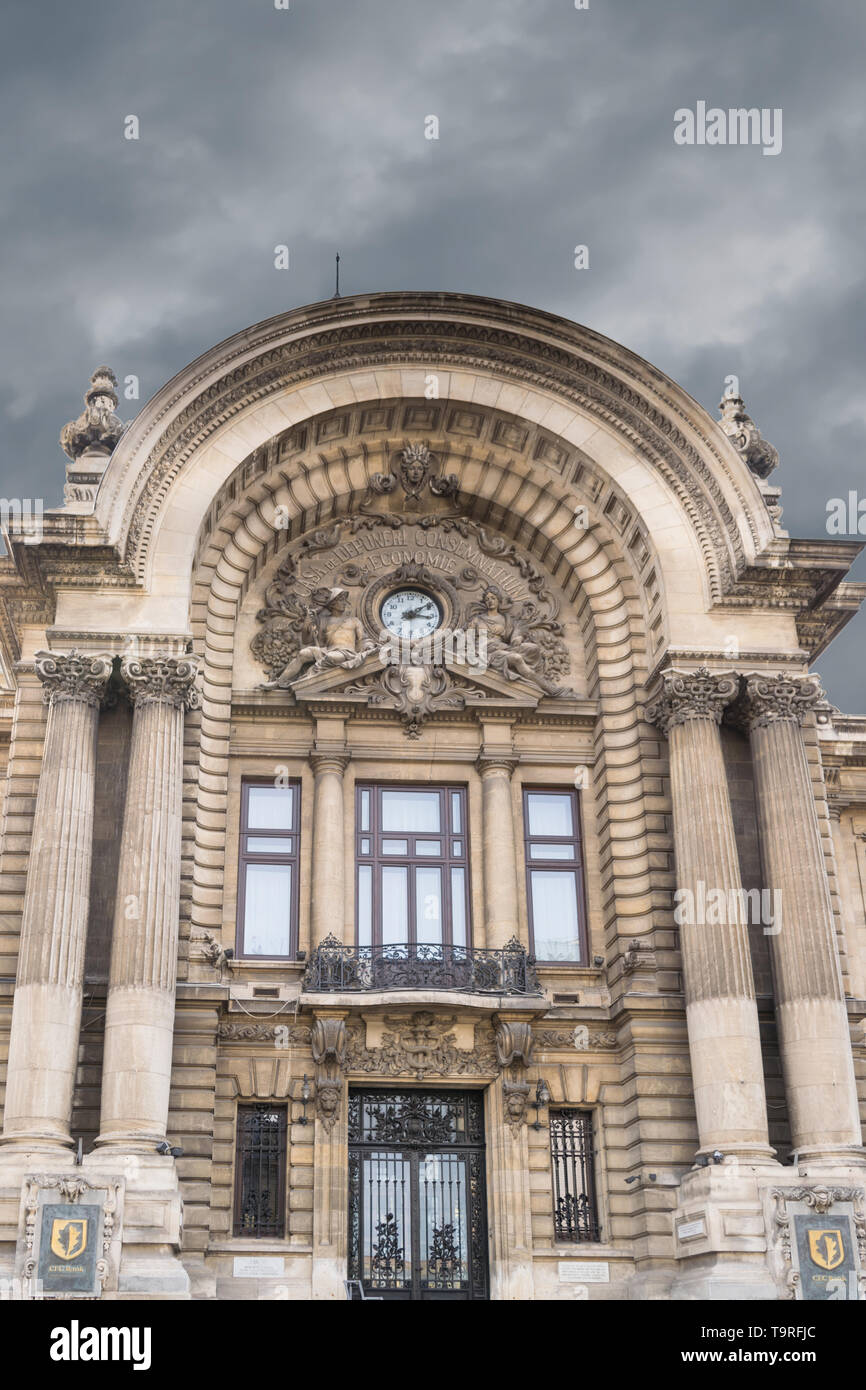 Bucarest, Romania - 16 Marzo 2019: close up dettaglio di ingresso al palazzo di "Casa de Depuneri, si Consemnatiuni Economii' noto anche come CEC Pa Foto Stock