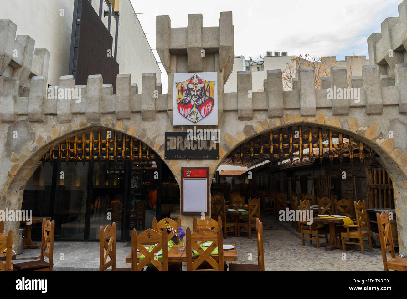 Bucarest, Romania - 16 Marzo 2019: ingresso anteriore di Dracula ristorante sul Lipscani Street nella città vecchia di Bucarest, Romania. Foto Stock