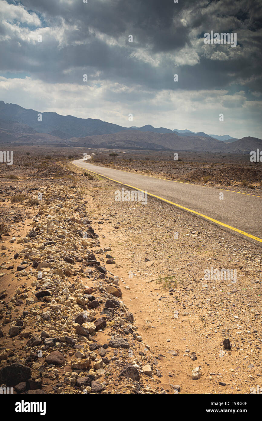 Strada asfaltata nel deserto giordano del Wadi Rum. Foto Stock