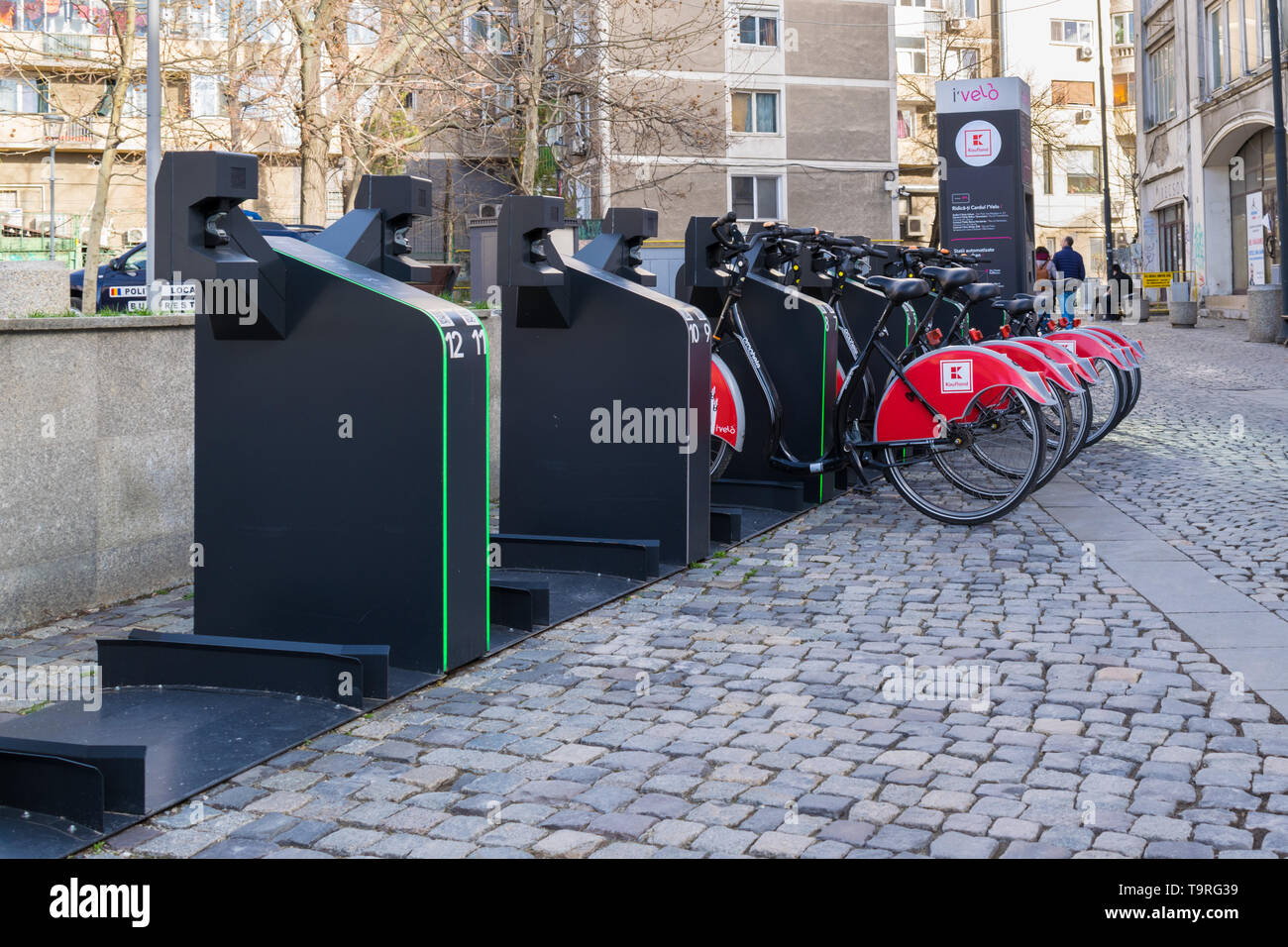 Bucarest, Romania - 16 Marzo 2019: il Self-service Parcheggio bici sistema di controllo nella parte vecchia della città di Bucarest, Romania. Foto Stock