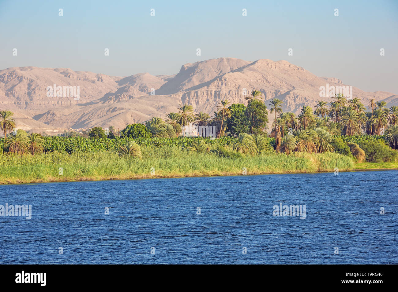 Delle montagne del deserto vicino alla valle del Nilo a Nagaa Al Muhdat Foto Stock