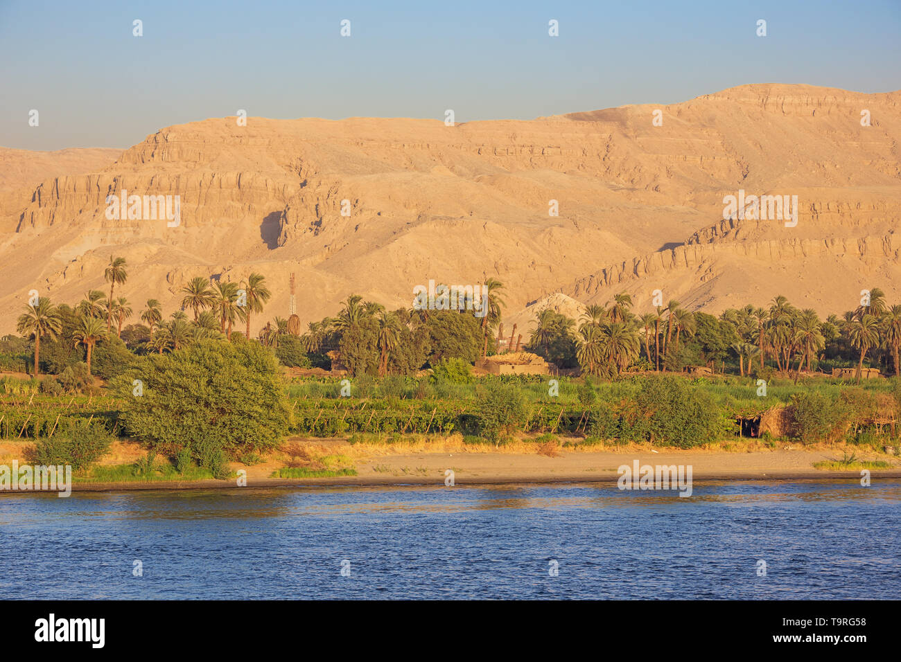 Ultimo sunray oltre la valle del Nilo illuminante El-Gawad Ezbet Foto Stock