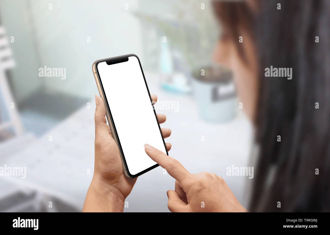 Telefono moderno nella donna la mano. A destra del display a sfioramento. Schermo isolato per mockup. App fotorealistico progettazione promozione. Foto Stock