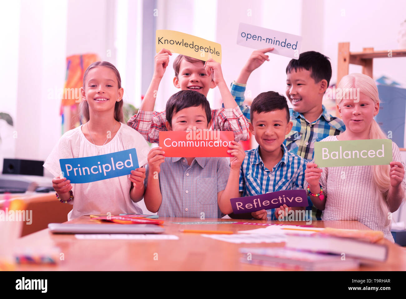 I bambini di diverse gare azienda aggettivi colorati. Foto Stock