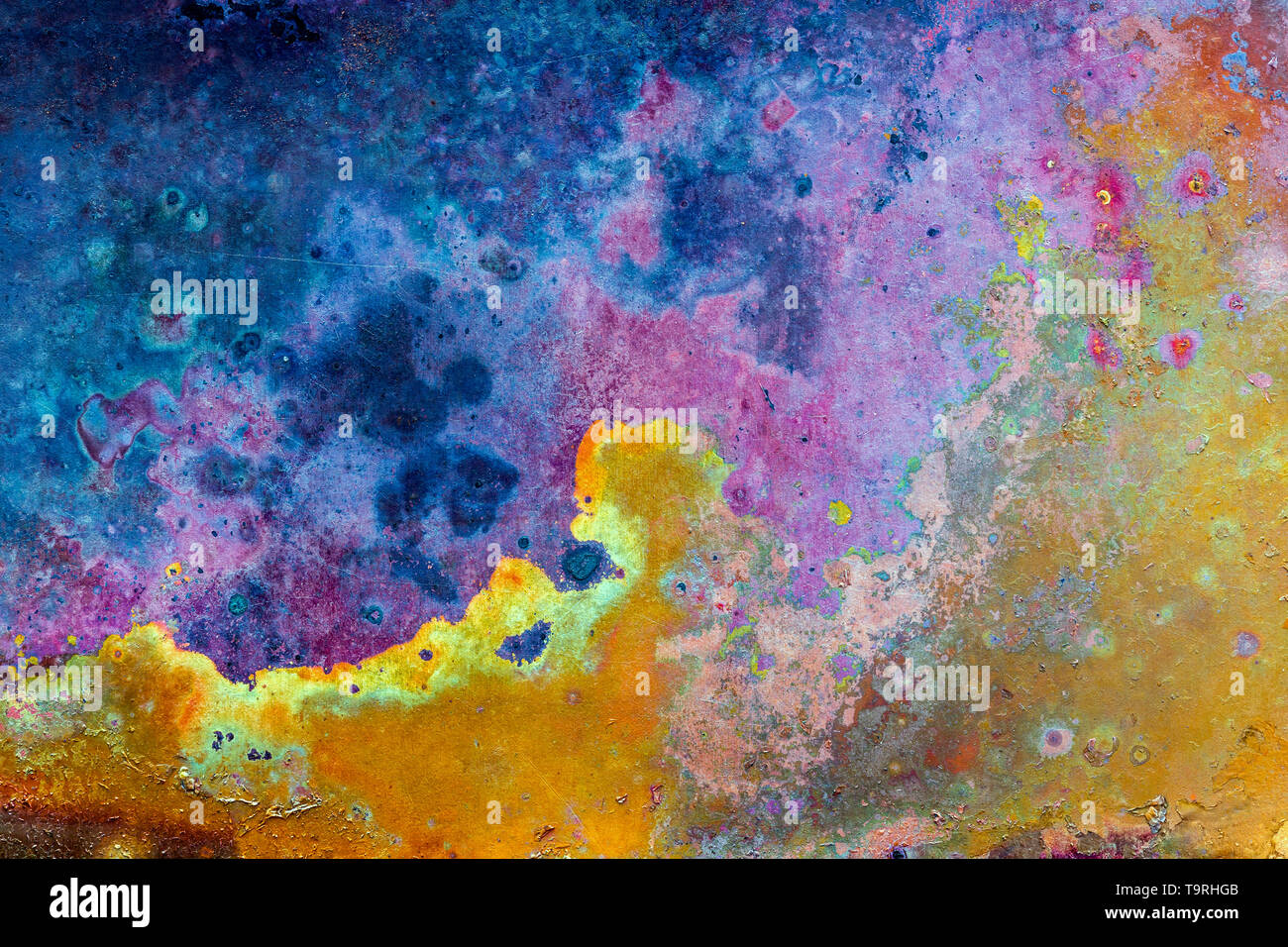 Piatto di rame ossidato superficie con elevato ingrandimento e colori vividi Foto Stock
