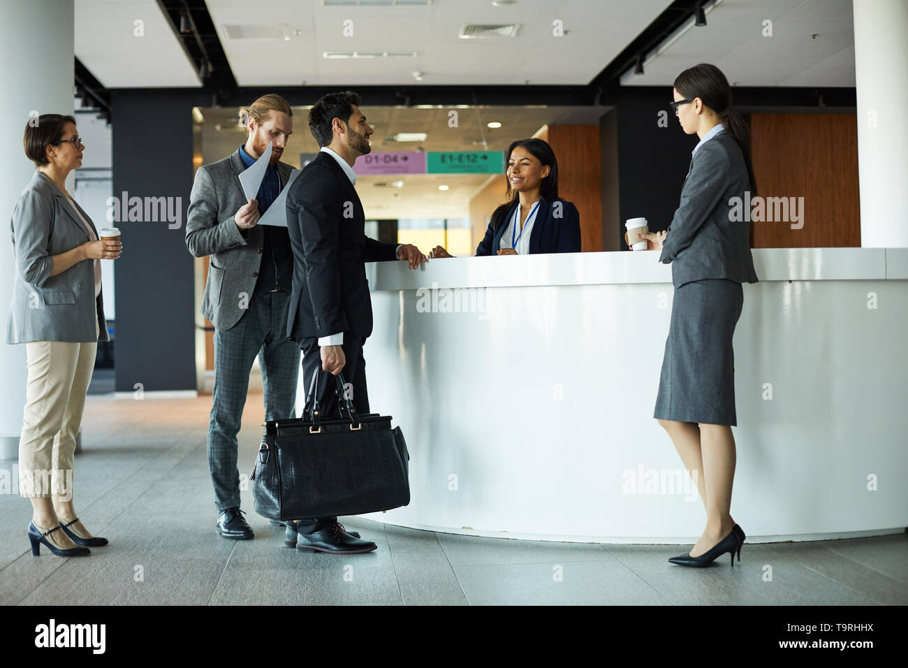 Imprenditore controllo in hotel Foto Stock