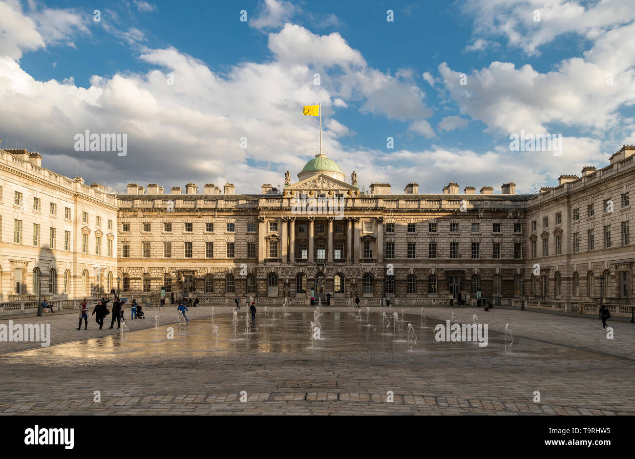 Una serata soleggiata e vista della South Wing of Somerset House, Londra Foto Stock