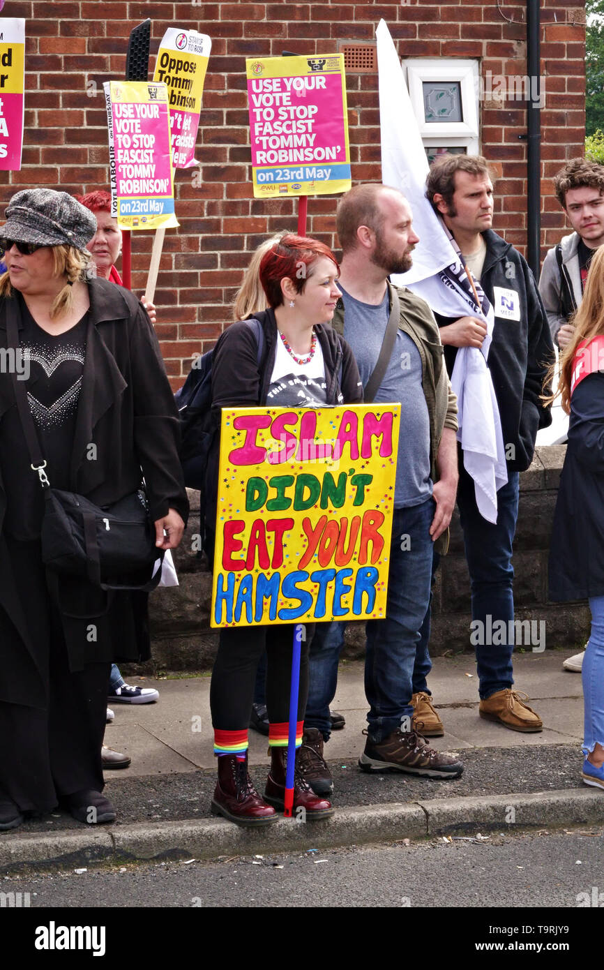 Una folla di anti Tommy Robinson i manifestanti che egli le campagne in Bootle Liverpool Regno Unito per l'Euro MEP elezioni. Foto Stock