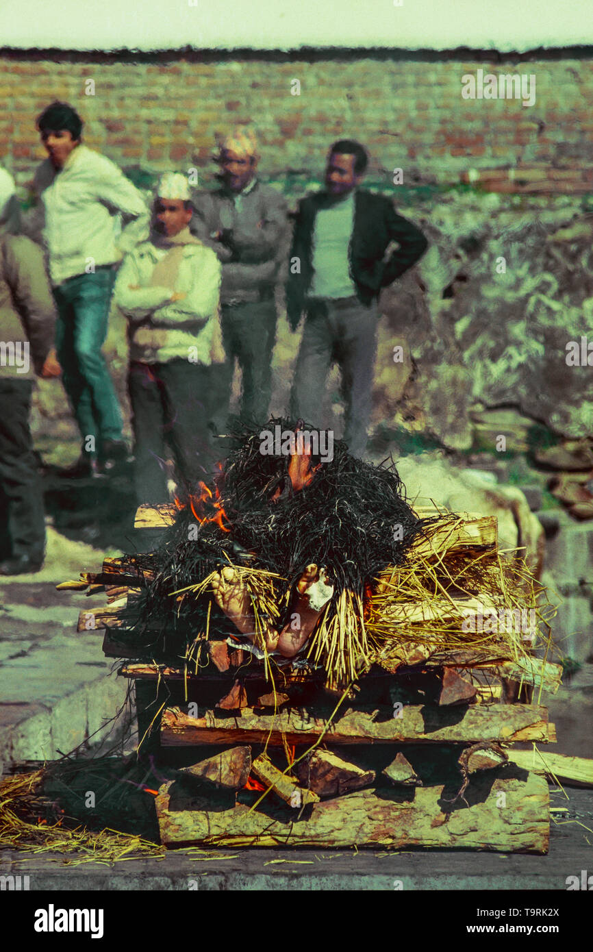 La cremazione a ghats del fiume Bagmati, fotografia analogica Foto Stock