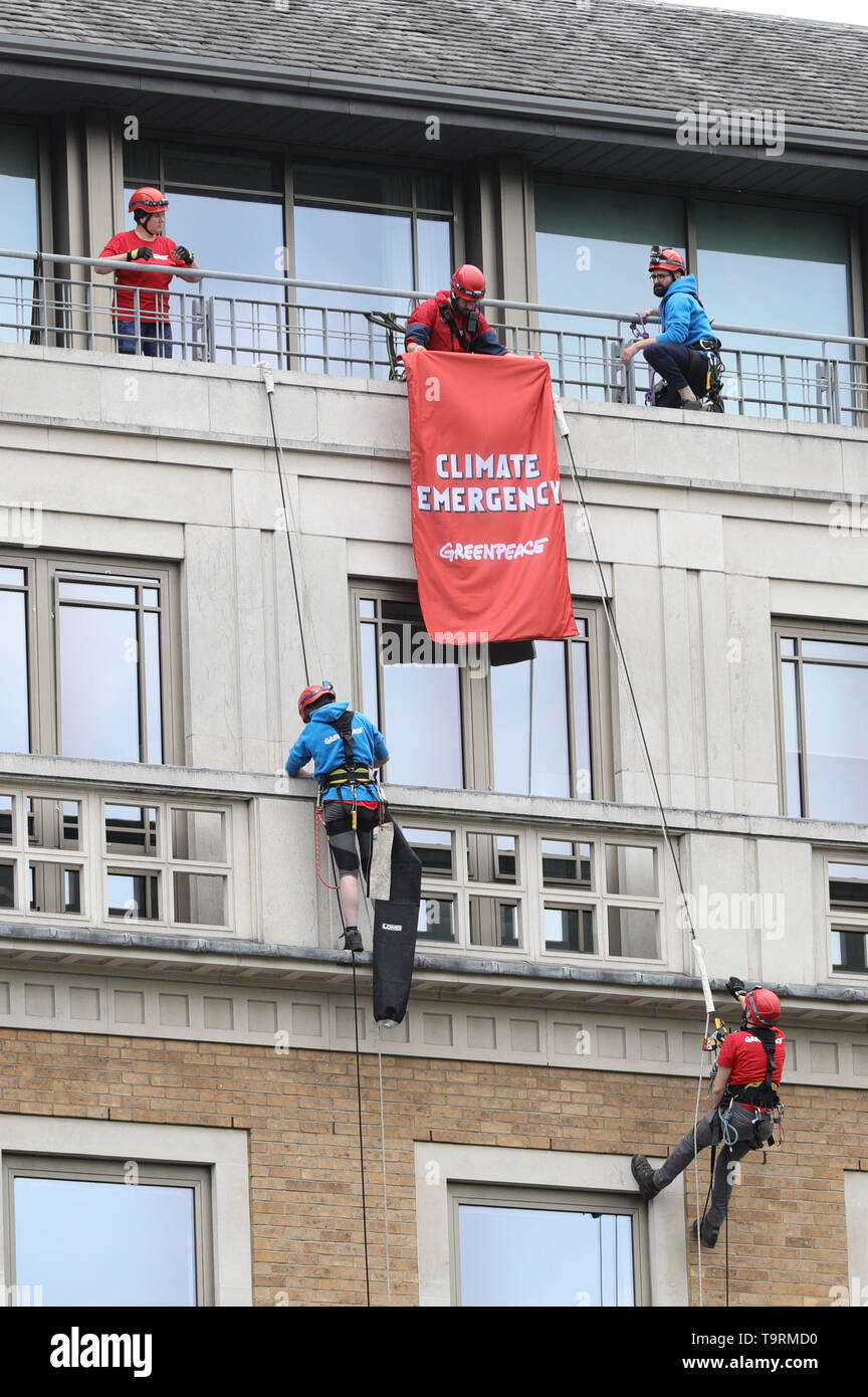 Gli attivisti di Greenpeace che hanno bloccato l'accesso a BP presso la sede centrale in anticipo della sua assemblea generale annuale, distendere un banner come essi richiedono che esso termina tutte le attività di esplorazione per il nuovo olio e gas. Foto Stock