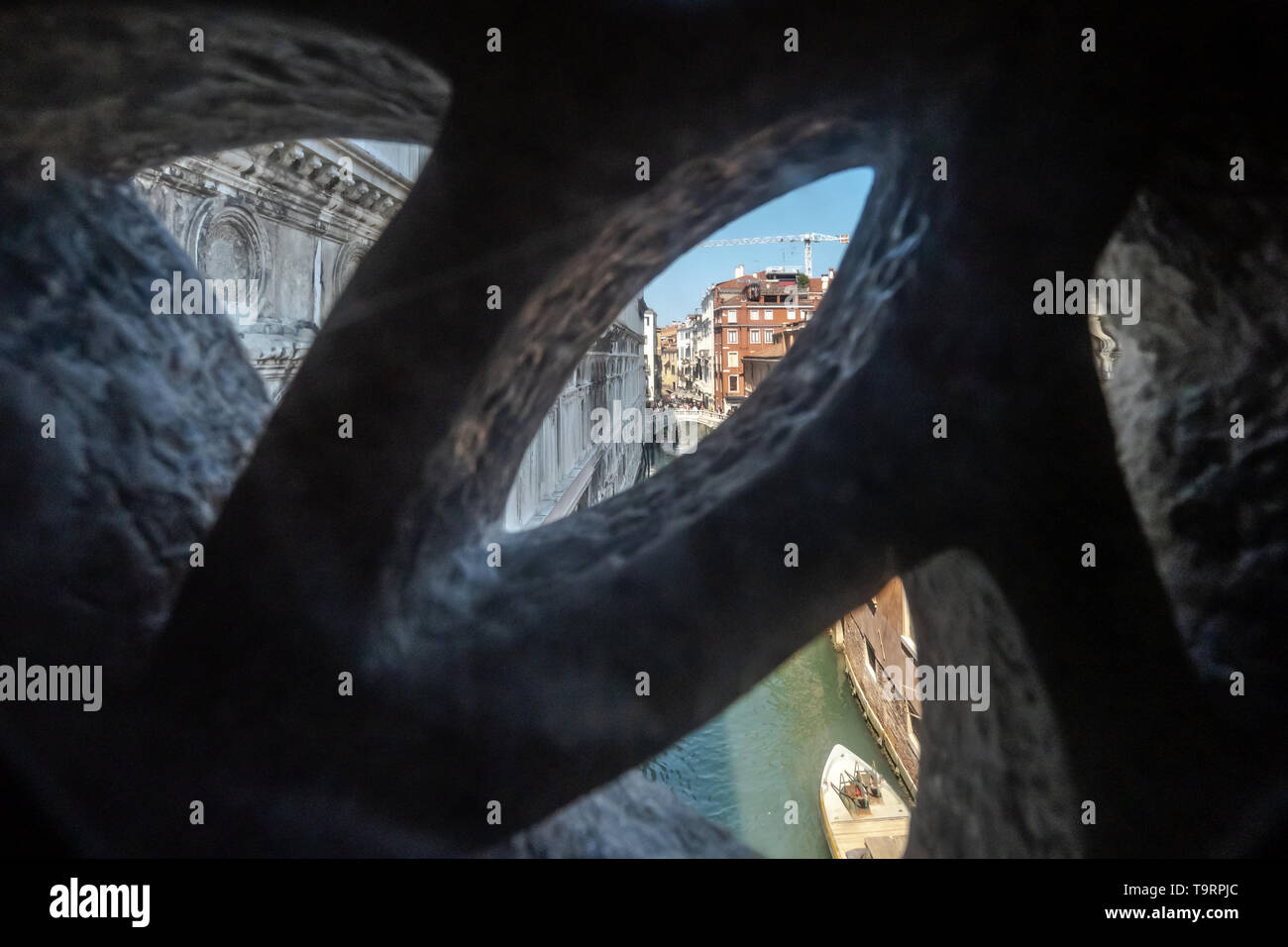 Venezia, Italia - 18 Aprile 2019 vista di Venezia dal Ponte dei Sospiri durante il giorno. Questa è stata l'ultima vista di Venezia di prisoniers prima di andare in prigione Foto Stock