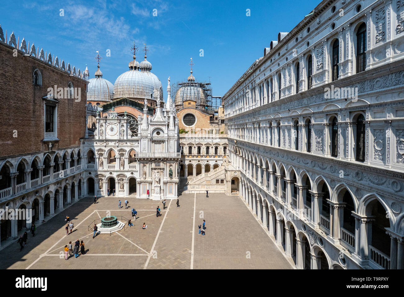 Venezia, Italia - 18 aprile 2019 sul cortile interno del Palazzo Ducale con pochi visitatori durante il giorno. Foto Stock
