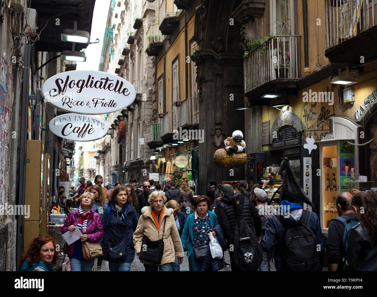 I turisti e i locali, camminando per le strade strette del centro storico di Napoli, Italia Foto Stock