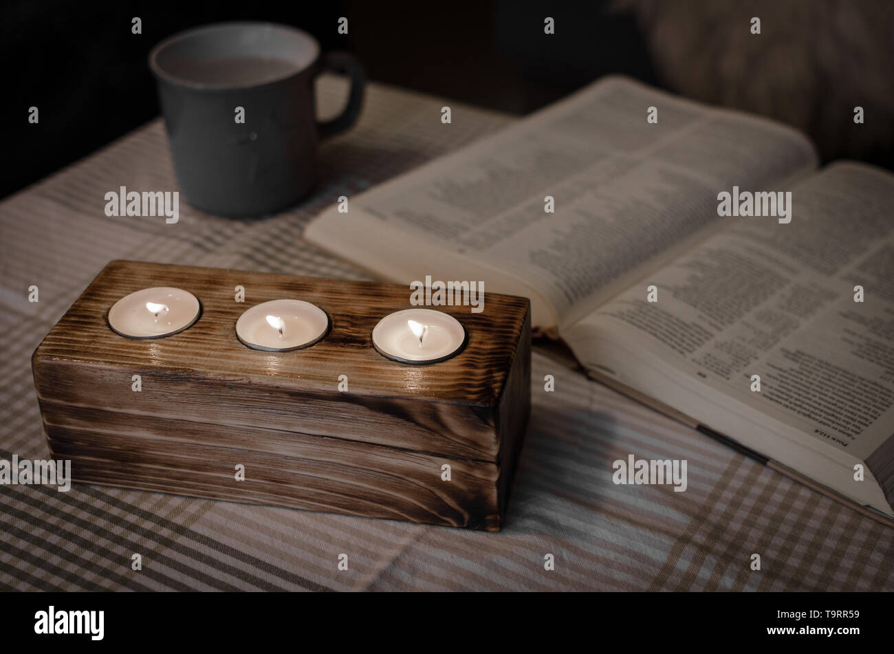 Kaffee und Bibel Foto Stock