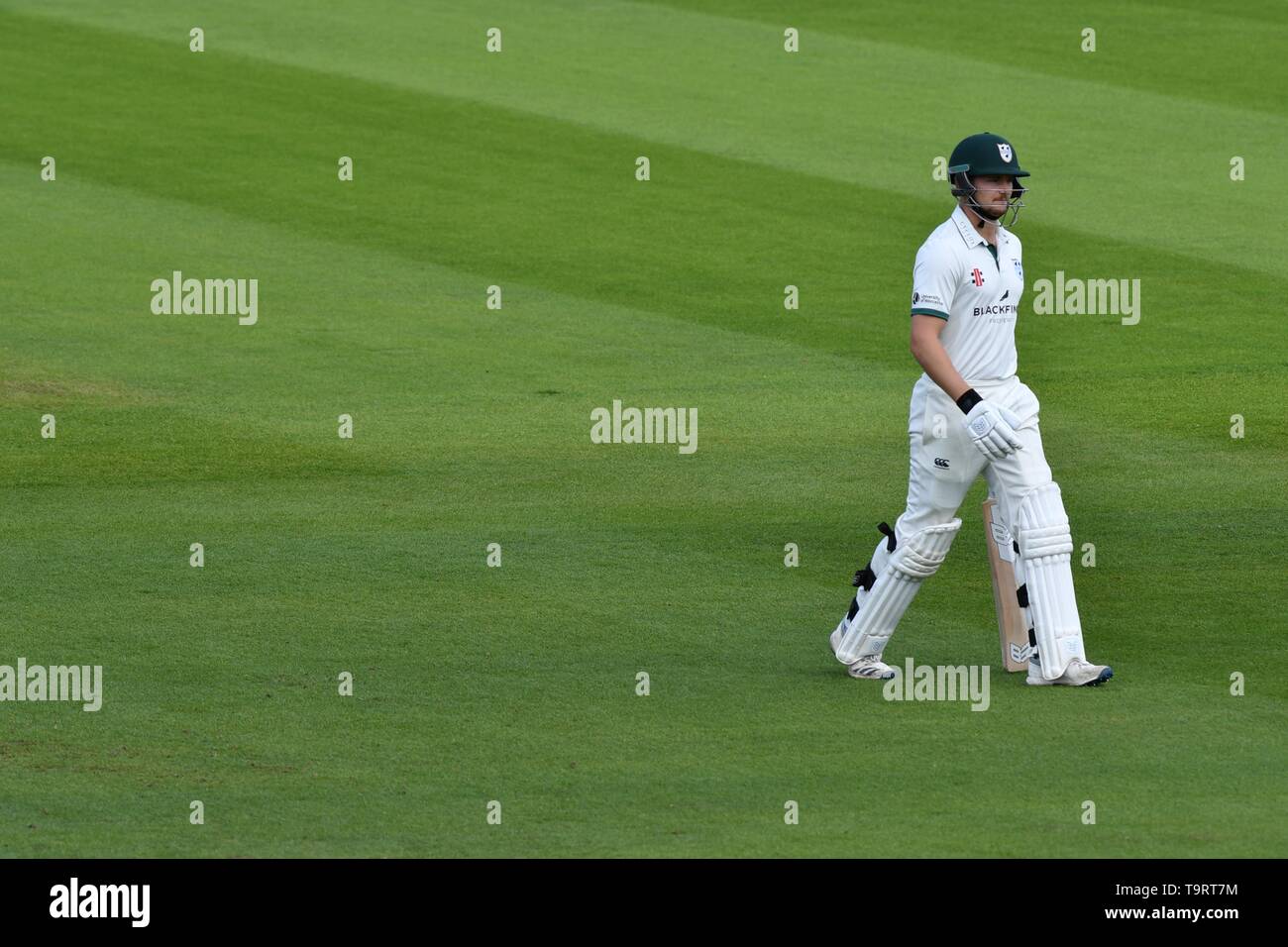 County Cricket. Lancashire v Worcestershire Emirates Old Trafford 20 maggio 2019 George Rhodes.(Worcestershire) restituisce al padiglione dopo essere stati colpiti da James Anderson (Lancashire). Foto Stock