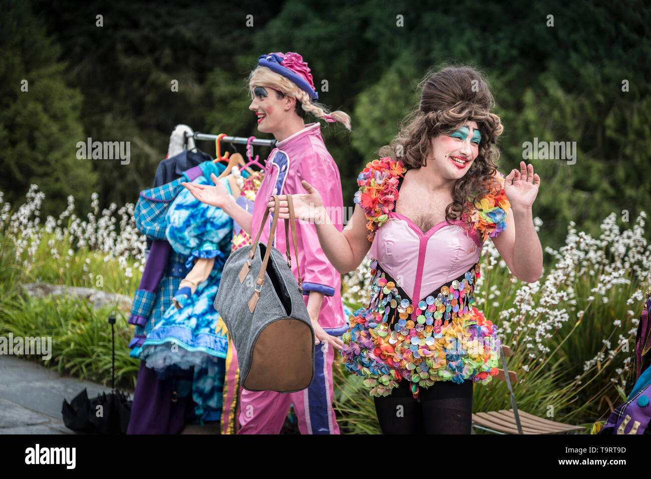 Oh no, non lo è. Un virbrant, coloratissimo spettacolo teatrale presentato da produzioni LKT al Giardino del teatro in Cornovaglia. Foto Stock