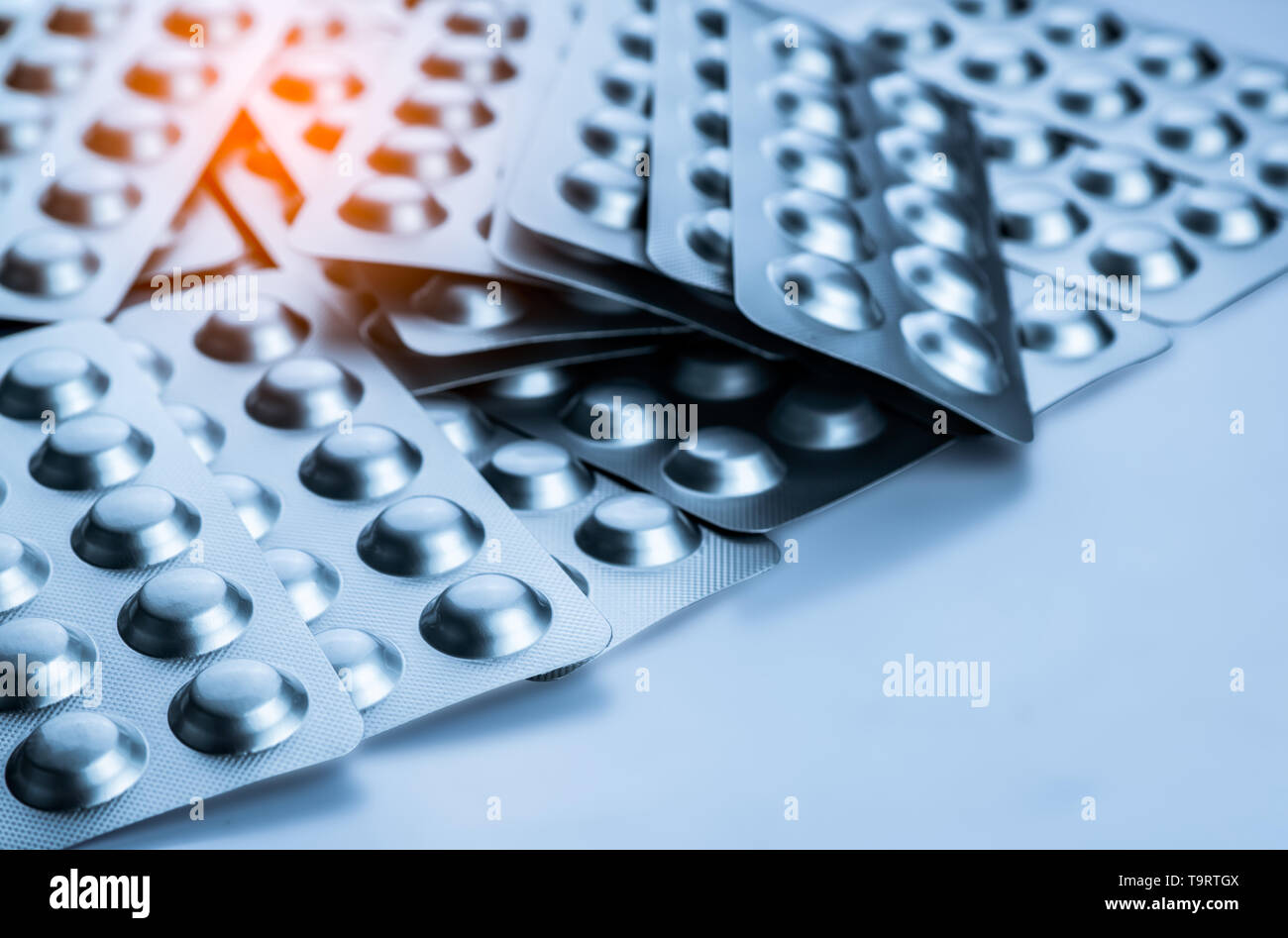 Antidolorifico e rilassante muscolare medicina. Pila di foglio di alluminio argentato confezione blister. Farmacologia e industria farmaceutica concetto. Il consumo di stupefacenti Foto Stock