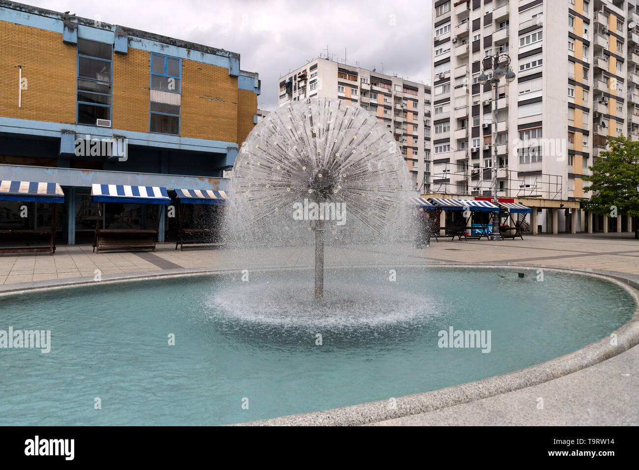 Slavonski Brod, Croazia, Maggio 2019 - Fontana al Ivane Brlić Mažuranić quadrato in una zona pedonale Foto Stock