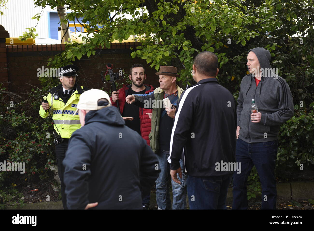 James Goddard ha colpito i titoli nel gennaio 2019 dopo le grida di abuso a MPs in Westminister. Qui è in Liverpool riprese antifascista di contestatori. La polizia mantenuta sostenitori e contro i manifestanti a prescindere ma si scontrarono con contro i dimostranti davanti a Tommy Robinson's arrivo. Credit David J Colbran Foto Stock