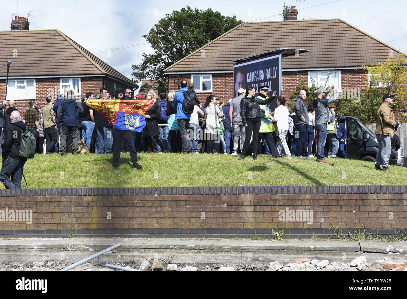 I sostenitori di Tommy Robinson, che si battono a Bootle, Liverpool davanti a questo settimane elezioni europee. La polizia mantenuta sostenitori e contro i manifestanti a prescindere ma si scontrarono con contro i dimostranti davanti a Tommy Robinson's arrivo. Credit David J Colbran Foto Stock