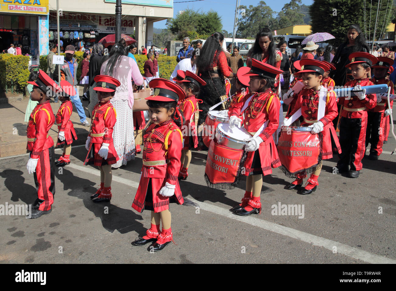 Pre scuola bambini marciando per festeggiare l arrivo di una nuova stagione in Nuwara Eliya sri lanka Foto Stock